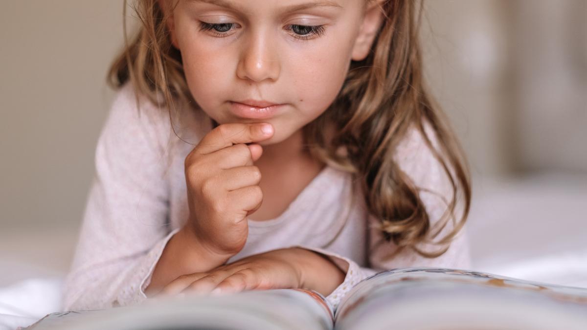 Neuropsiholog „În cazul în care copilul nu citește fluent la vârsta de 8 ani, ar putea fi un semn de avertizare”