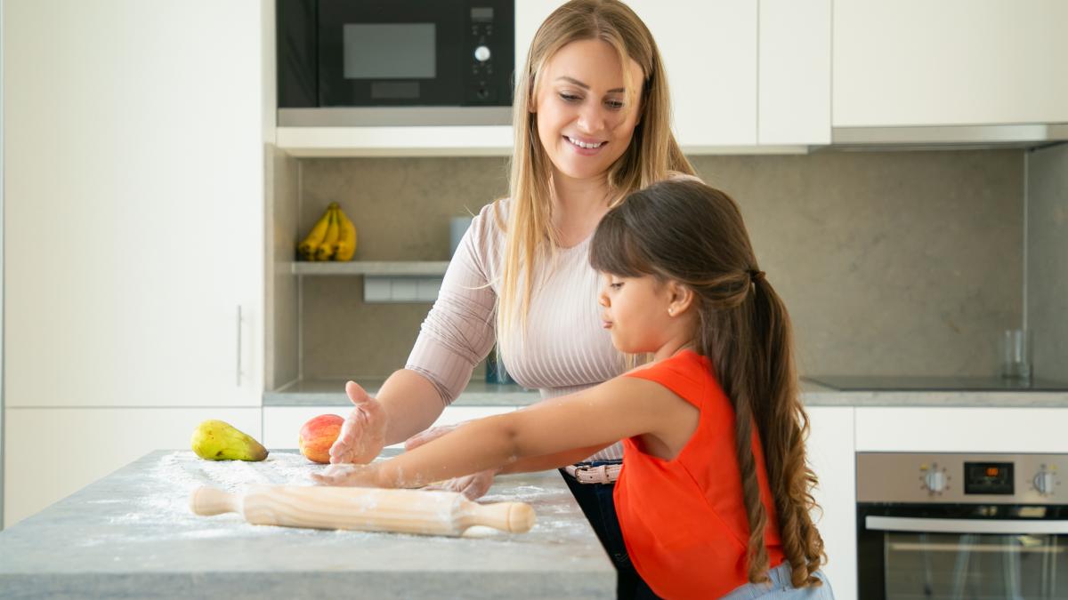 mama și copilul în bucatarie