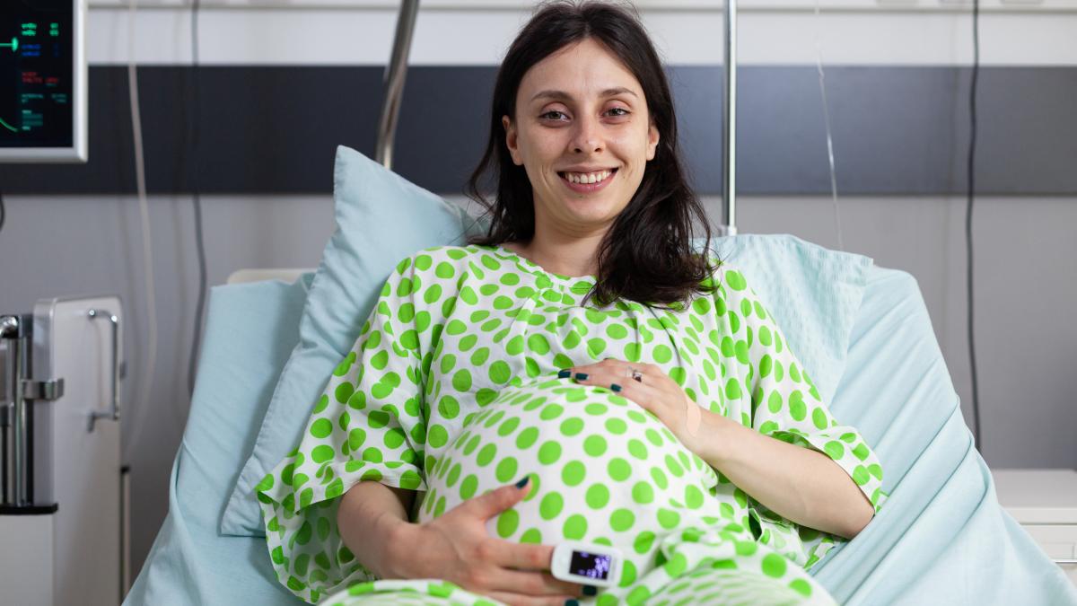 femeie in sala de nastere