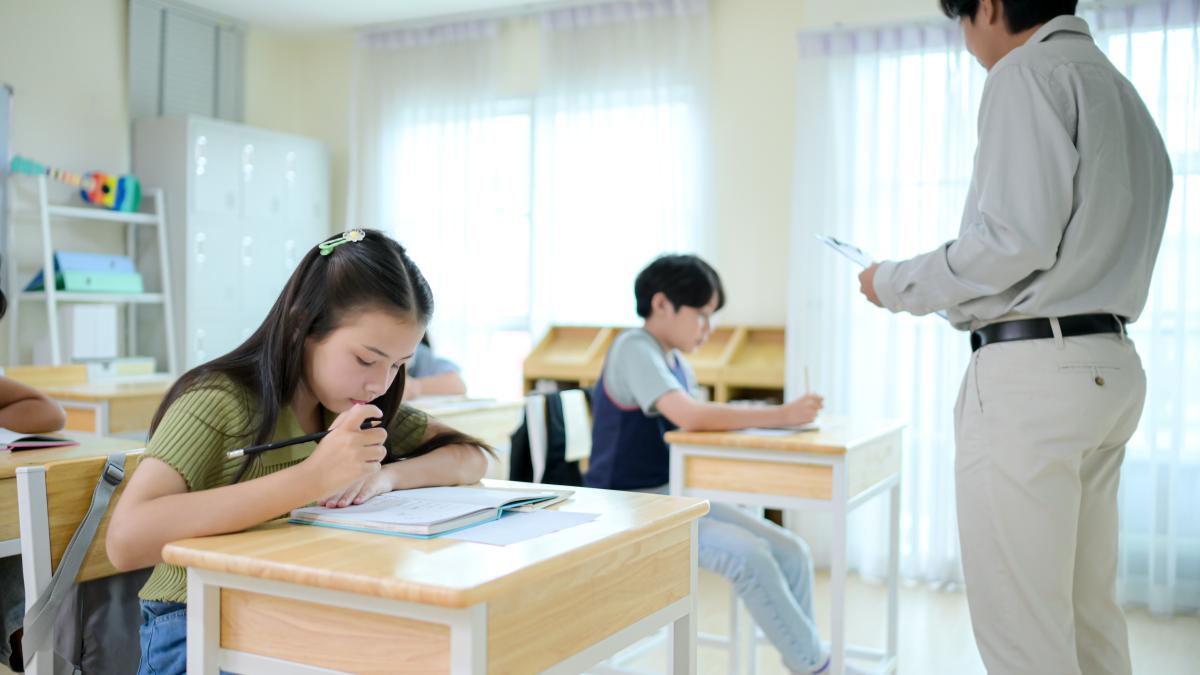 „Războiul” unui învățător cu stereotipurile și frica unei societăți conservatoare. Prof. Rizea „Ambele genuri pot face orice meserie!”