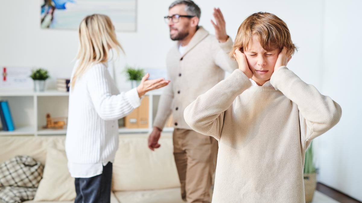 Părinții care țipă constant unul la altul în fața copiilor le lasă acestora 11 probleme la vârsta adultă
