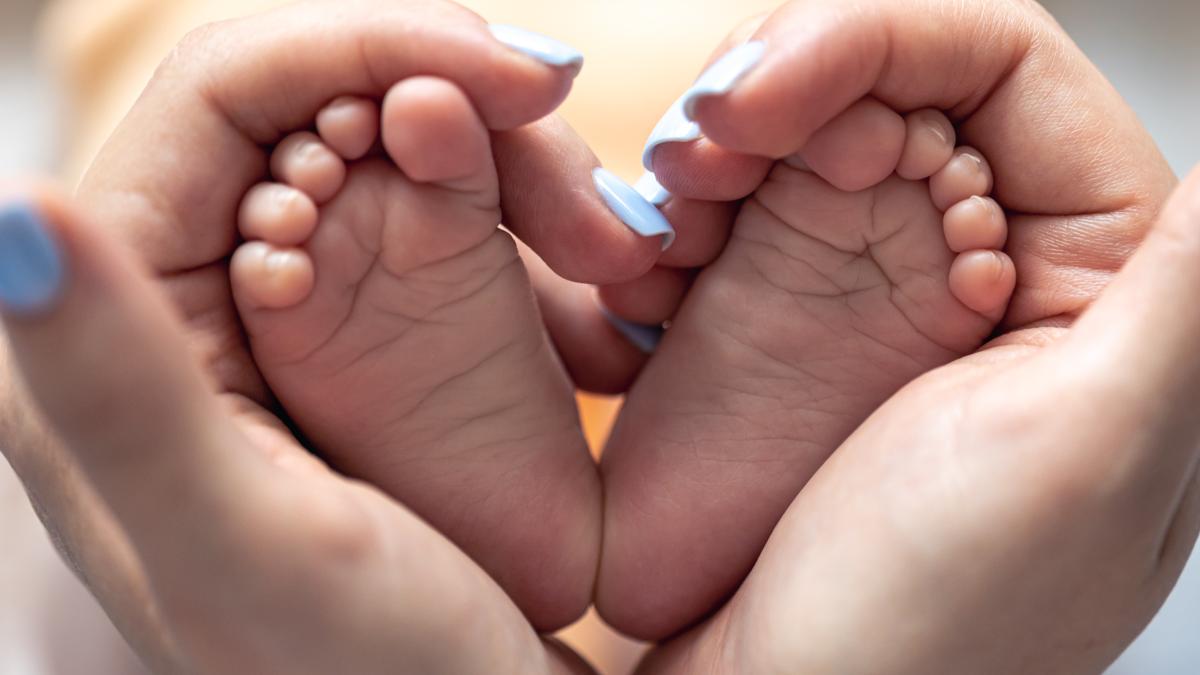 Țările în care se nasc cei mai mulți copii ai românilor. Tot mai multe familii își cresc copiii în afara țării