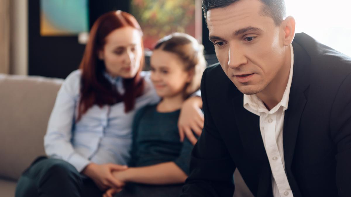 Semnele alienării parentale. Leca Avem scenariul în care conflictul adultului „înghite” copilul