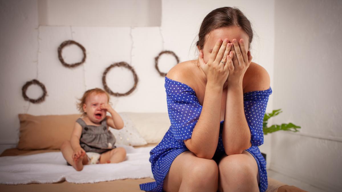 „Și eu am nevoie de o mamă” Adevărul crud despre depresia postpartum, epuizarea mamelor și presiunea societății