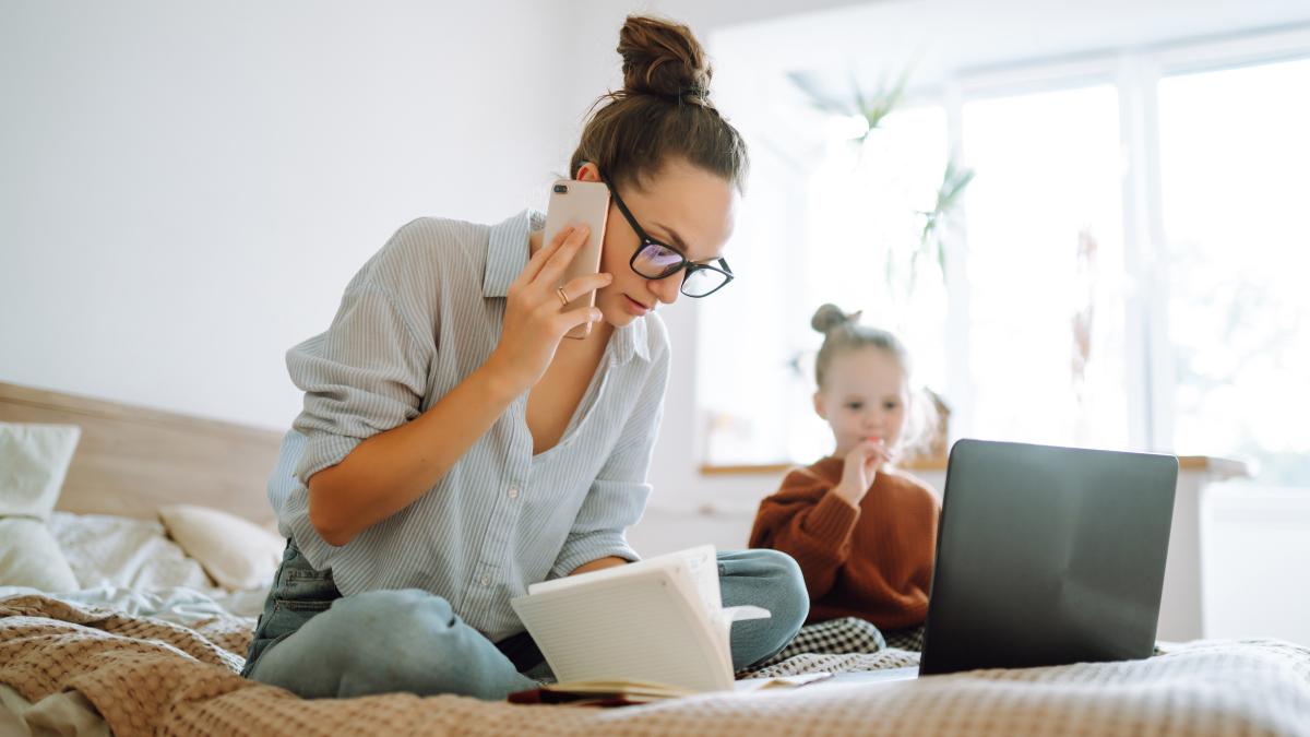 Sondaj Aproape o treime dintre mamele angajate spun că s-au confruntat cu discriminare la locul de muncă