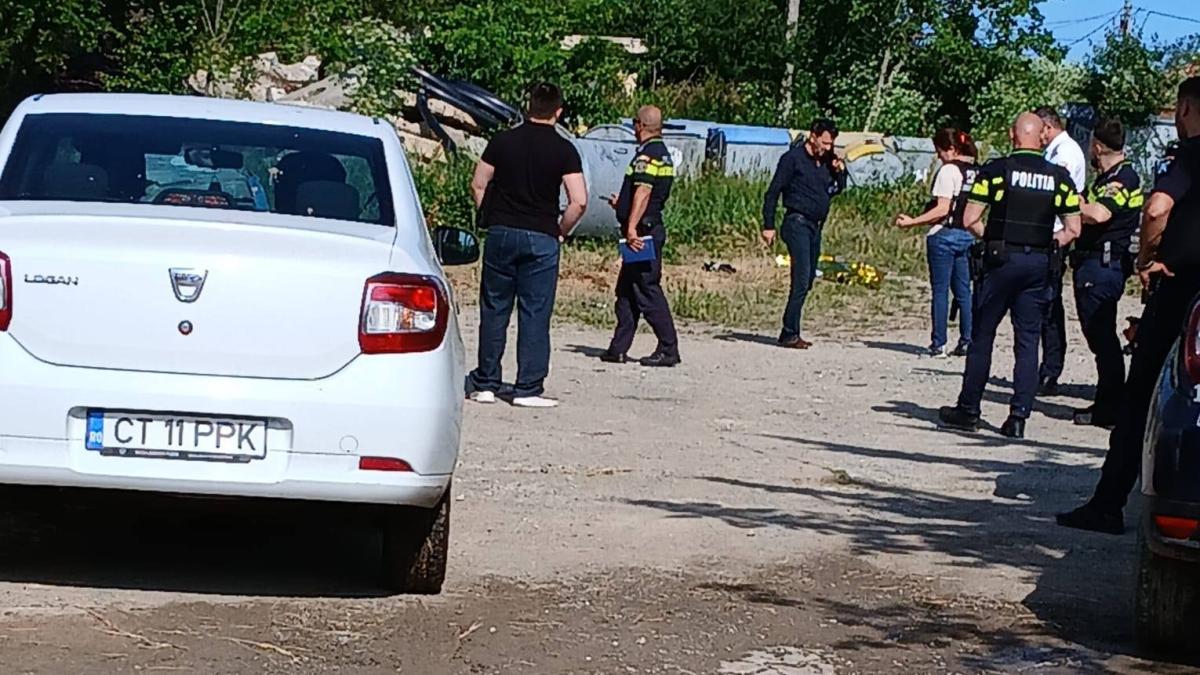 Un copil de 9 ani a murit după ce a fost prins sub un capac de canalizare în curtea fostei unități militare