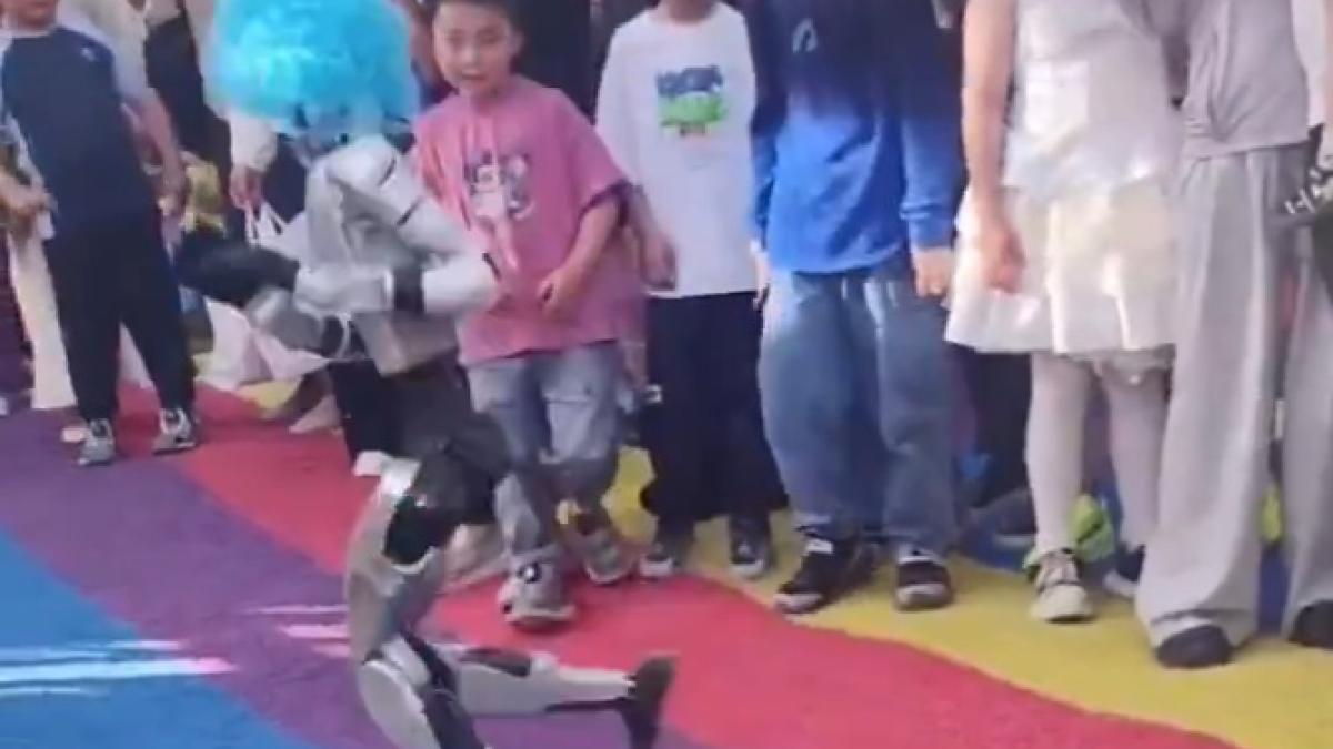 VIDEO. Moment șocant Un robot umanoid lovește un copil în timpul unui spectacol public