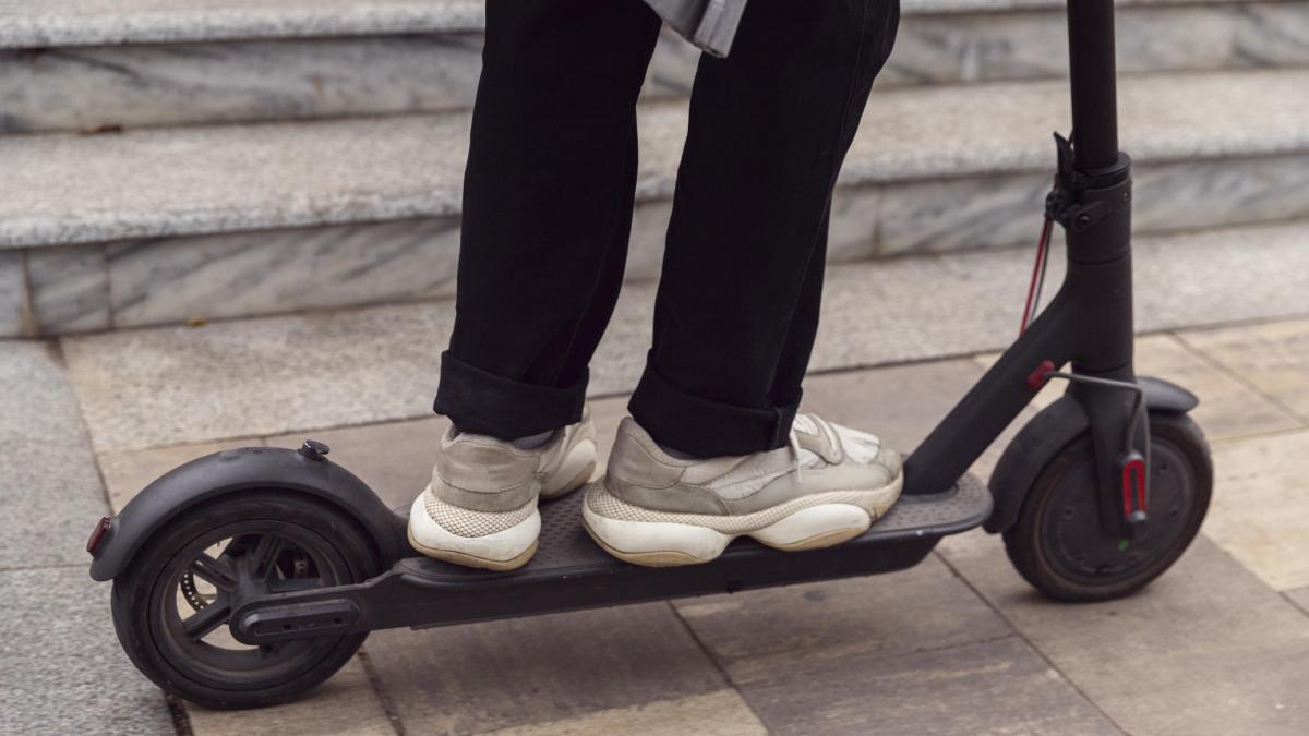 Copil de 12 ani rănit după ce s-a izbit cu trotineta electrică de un autoturism, în Sibiu