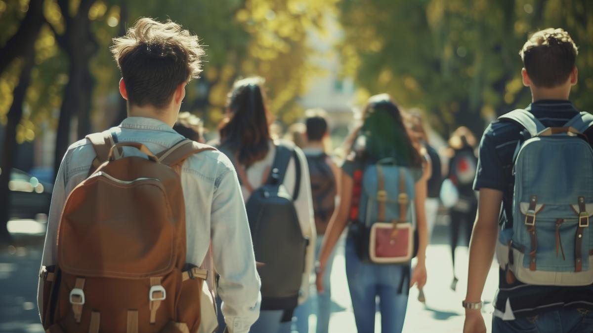 Tot mai mulți tineri între 16–18 ani aplică la joburi. Creștere de 45% în mai