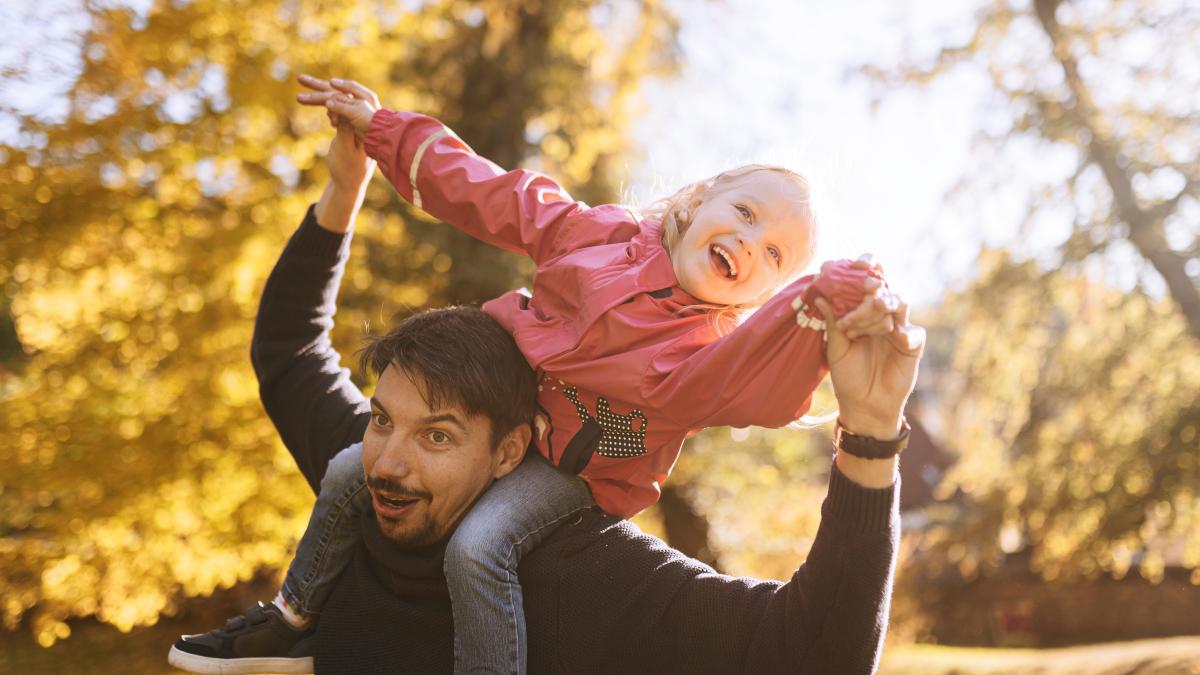 Tăticii care știu să se distreze fac 5 lucruri corect în parenting, pe care mulți oameni le uită. Specialist „Merită să le împrumuți”