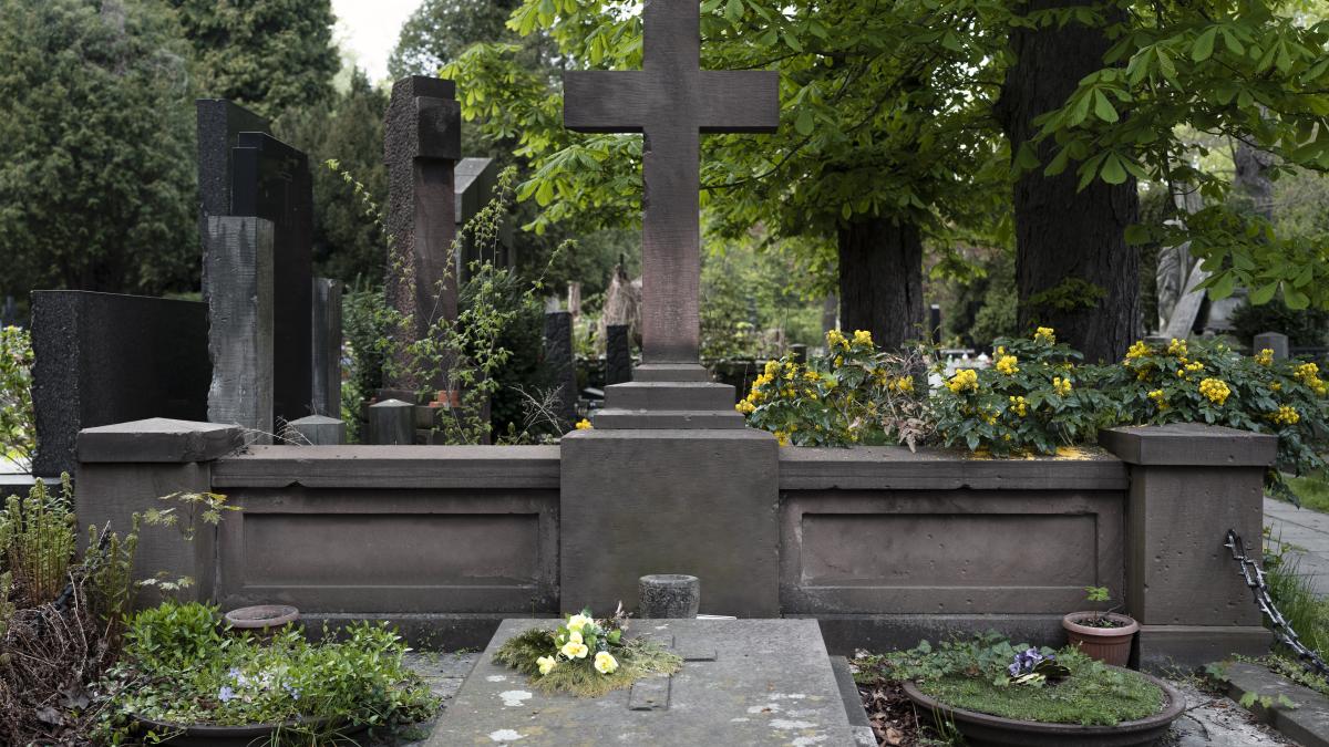 Un copil de 12 ani s-a stins din viață, după ce o cruce de peste 100 de kilograme s-a prăbușit peste el, într-un cimitir din Cluj