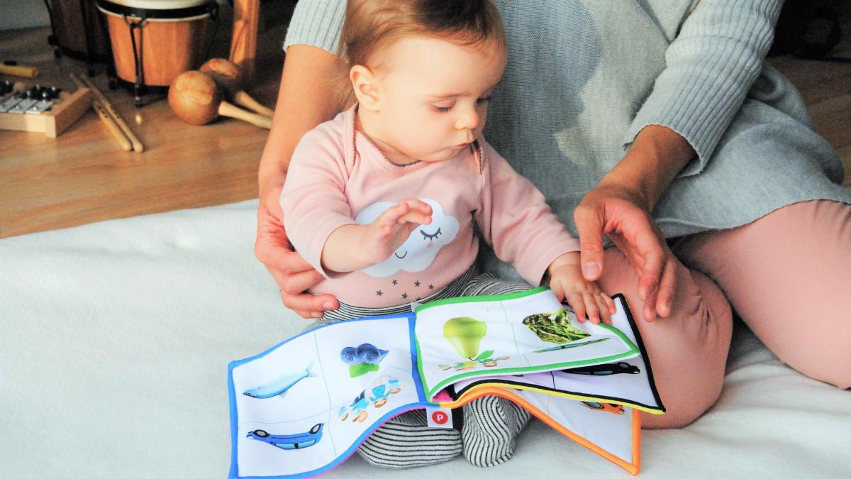 imagine cu o mama si un bebelus