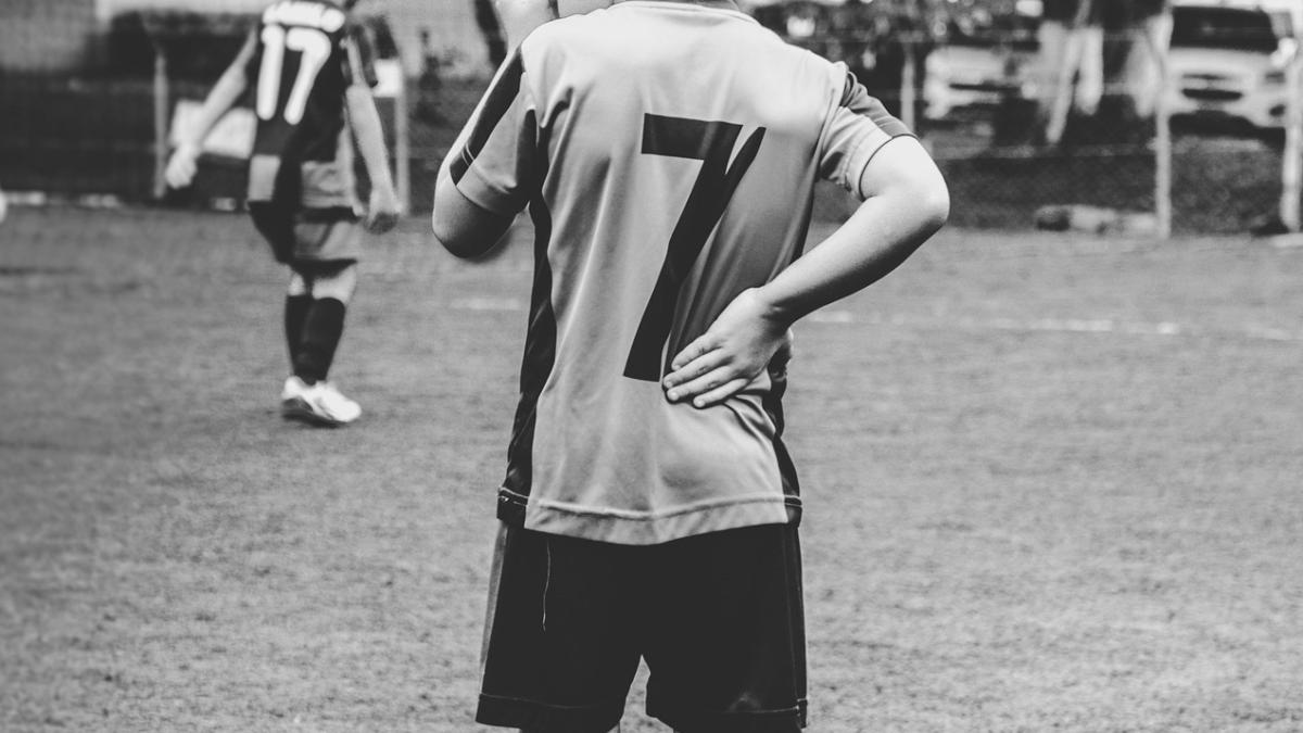 imagine cu un baiat care joaca fotbal