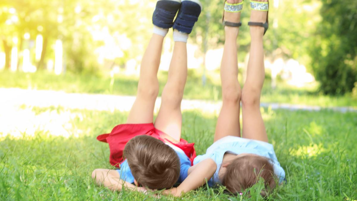 Copilul uită ce a învățat peste vară 5 metode mai eficiente decât caietele de vacanță