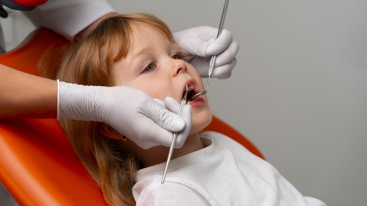 Stomatologii din Cluj cer CNAS decontarea integrală a tratamentelor pentru copii