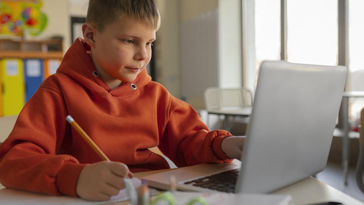 Folosește copilul tău inteligența artificială pentru teme Un studiu la scară largă avertizează învață cu 20% mai puțin