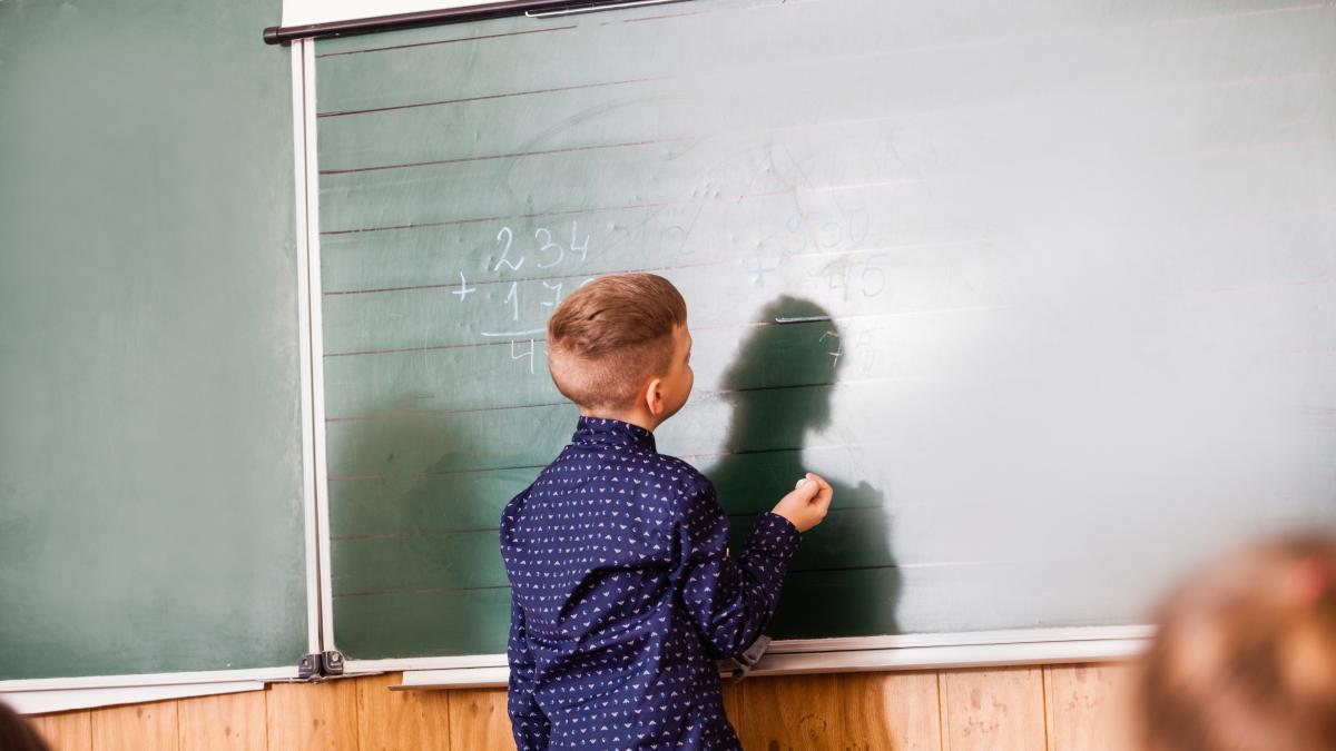 Studiu Inteligența Artificială poate identifica, cu o precizie de 85%, care copii vor avea probleme la școală