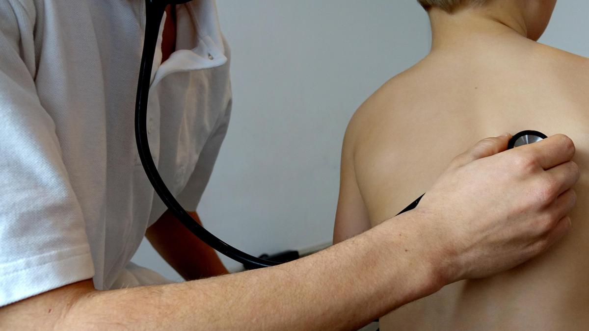 imagine cu un copil la medic
