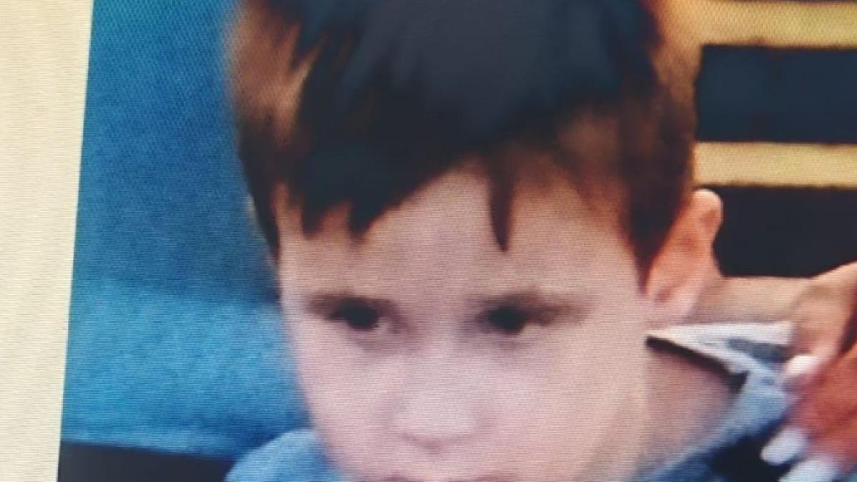 Un băiețel de 4 ani a dispărut de acasă desculț! Sute de oameni îl caută contra cronometru prin păduri și pe străzile din Dofteana