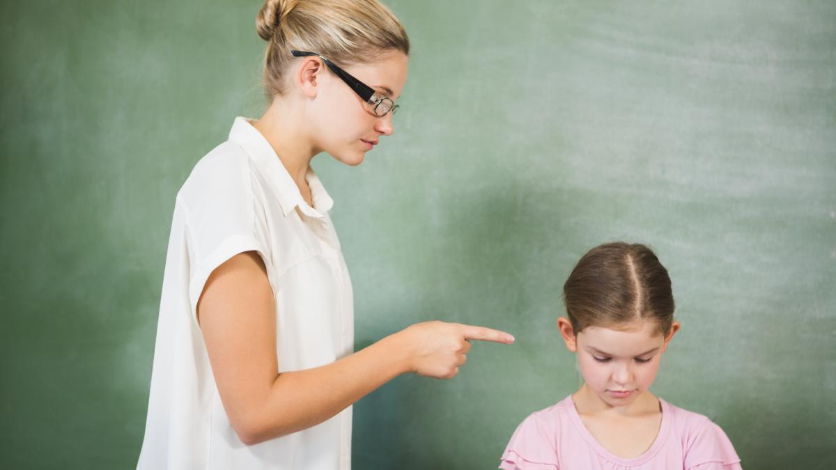 Profesorul care lovește sau umilește elevii riscă dosar penal! Adelina Albu dezvăluie ce pățesc dascălii violenți la clasă  VIDEO