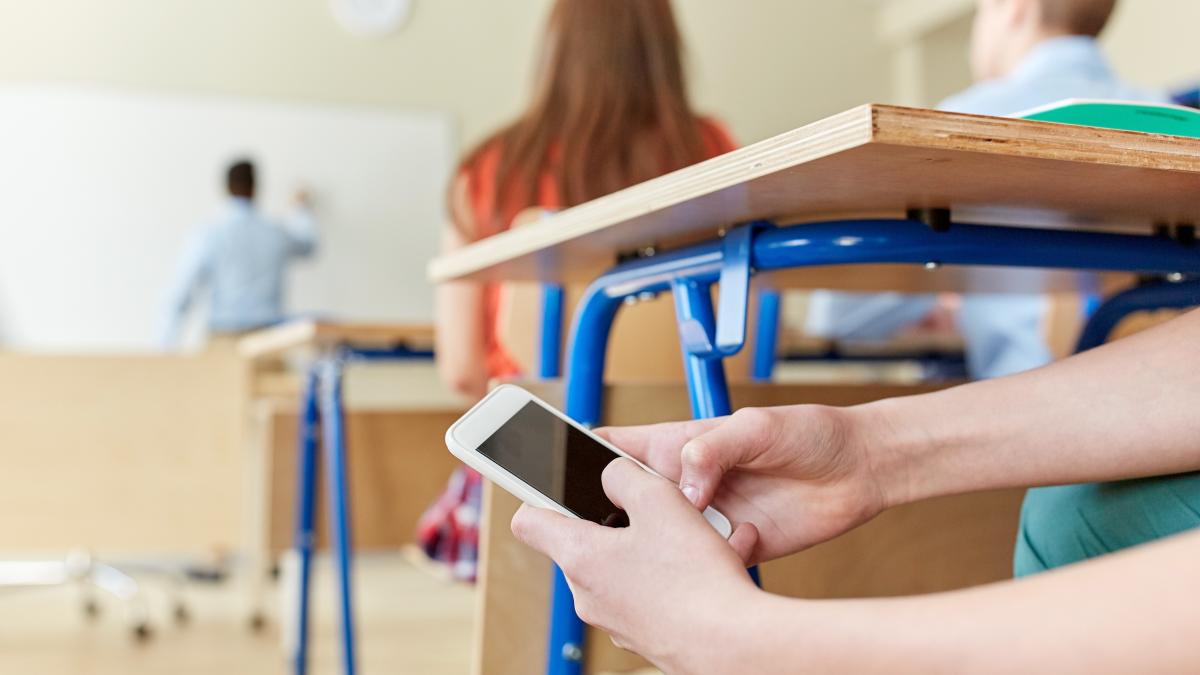 Telefoanele mobile în liceu. Un studiu confirmă beneficiile interzicerii lor