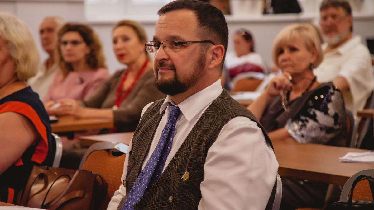 Peste 7.000 de profesori dau testul de foc pentru fotoliile de director. Un județ întreg a blocat concursul în instanță
