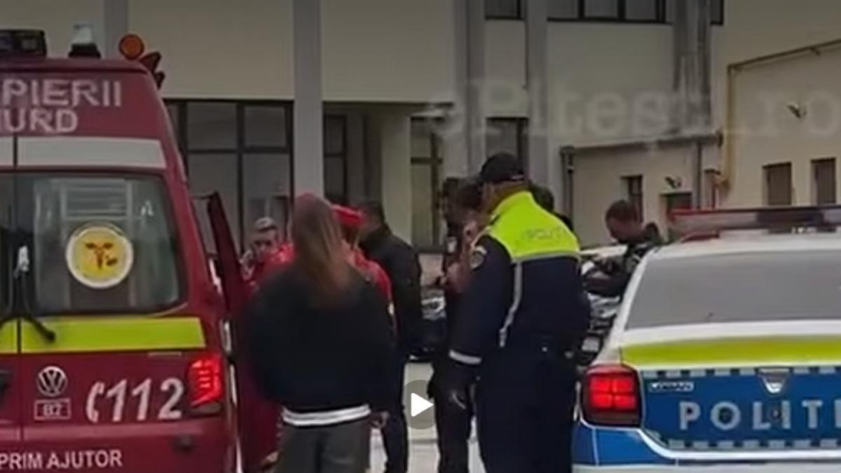 Atac terifiant la un liceu din Pitești Un elev de 15 ani a scos o macetă și și-a tăiat colegul de clasă