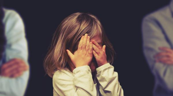 Ce cuvinte să folosești atunci când copilul nu te ascultă: Cel mai bune vorbe pe care părinții le pot folosi în loc de „să-ți fie rușine” sau „taci din gură”