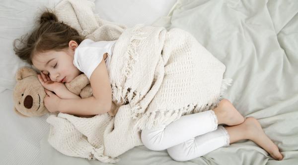 Cinci obiceiuri sănătoase pentru a îmbunătăți somnul copiilor. Sfaturi de top!