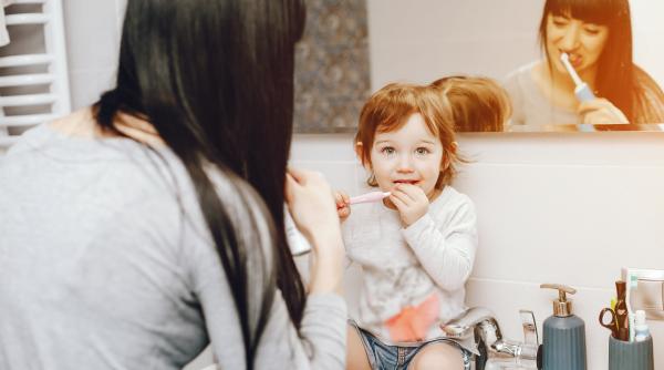 Obiceiuri zilnice de igienă pe care le pot învăța copiii în primii ani de viață: Cum să-i obișnuiești pe micuți să se spele pe dinți, mâini sau față