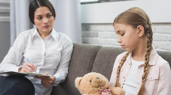 Când trebuie dus copilul la psiholog. Primele semne la care să fie atenți părinții