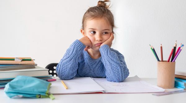 De ce sunt temele pentru acasă o povară pentru elevi și părinți: „Copiii au senzația că au înțeles și când se apucă să lucreze singuri, nu știu nimic”