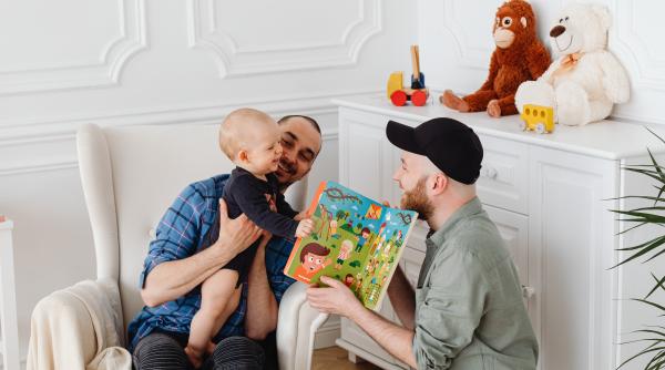 Beneficiile adopțiilor de către cuplurile de același sex, în România