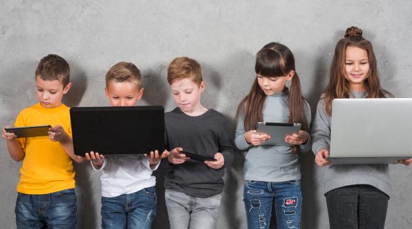 Cât lăsăm copii în fața ecranelor și de la ce vârstă: „Tehnologia nu e rea, dar trebuie să existe limite”