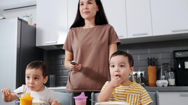 Nu îți uita copilul în fața televizorului la desene animate. Care sunt efectele