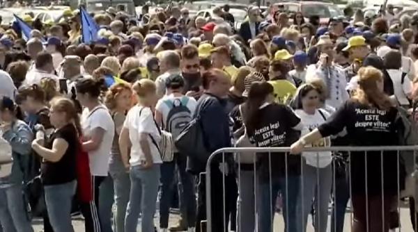 Profesorii protestează în fața Guvernului: Cântă imnul național în Piața Victoriei