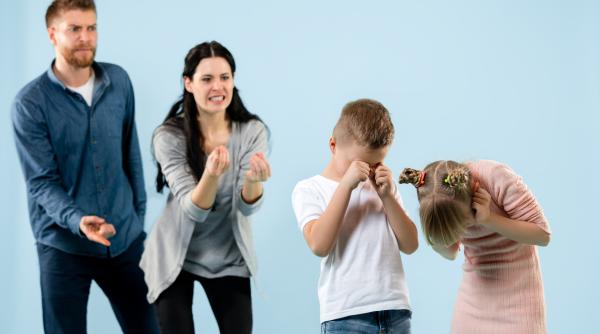 „Țip la copilul meu”. Ce îi faci de fapt micuțului atunci când strigi la el: Efectele psihologice sunt la fel de nocive ca bătaia