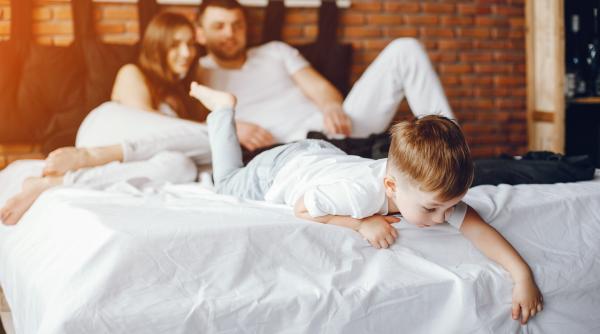 „Mami, încă o gură de apă!” De ce copiii întârzie ora de culcare și ce poți face ca să scapi de „luptele” de dinaintea somnului