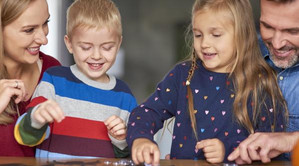 10 jocuri de calmare pentru copiii cu anxietate. Ce este jocul 5-4-3-2-1. Cum îl ajută borcanul minții și ce este jocul "Creier fericit, creier îngrijorat"