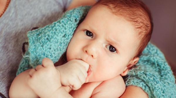 Suzeta și suptul degetului, 4 efecte nocive pentru dinții și coloana copiilor. Cu ce să le înlocuiești. Anca Mantu: Asta ar trebui să alerteze părinții