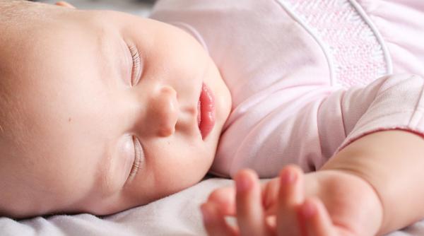 Unde și cum trebuie să doarmă bebelușul în primele luni de viață 