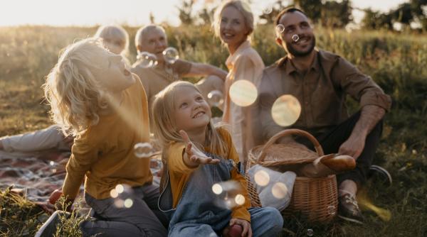 „Vreau să ajungi cineva în viață!” Secretele familiilor puternice, care cresc viitori adulți de succes, pe ParintisiPitici.ro. Lansare oficială de Ziua Copilului