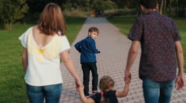 Este bine să-ți disciplinezi copilul în public? Ce spun specialiștii și cum să abordezi situația: „Nu înseamnă să țipi, să-l umilești sau să-l faci de rușine”