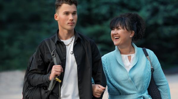 Părinții stricți „creează” adolescenții rebeli. Efectele negative ale regulilor excesive asupra relației cu copilul: „Devin, în secret, cel mai mare coșmar al lor”