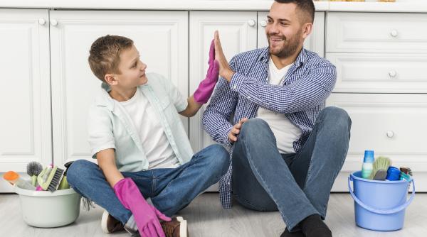 Sfaturi Montessori, de la 2 la 12 ani, pentru ca al tău copil să te ajute la treburile casnice