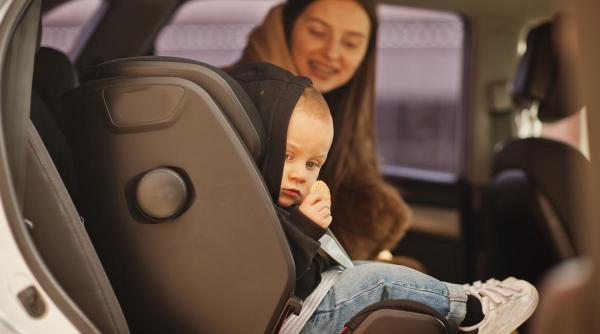 „Sindromul Copilului Uitat“: Ce se petrece în creierul părinților care își lasă copiii în mașinile fierbinți