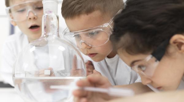 „Magie” pentru a vă educa și distra copiii: Pentru aceste 4 experimente veți avea nevoie doar de puțină apă și câteva ingrediente aflate la îndemână