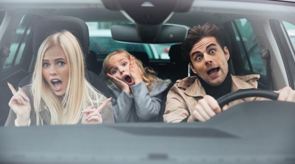„Atenție, reduceri!” sau „Spionez, spionez”. Zece jocuri distractive pentru părinți și copii în mașină: Călătoriile vor deveni mult mai plăcute