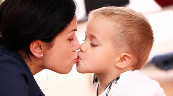 Părinții pot pupa copilul pe gură? Ce spun experții despre acest gest