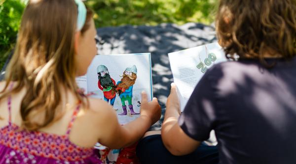 Copiii par să nu mai fie interesați de lecturile recomandate de şcoală. Povestea lui Mihai, un cititor ParintisiPitici.ro: „Este atras de cu totul alte cărţi”